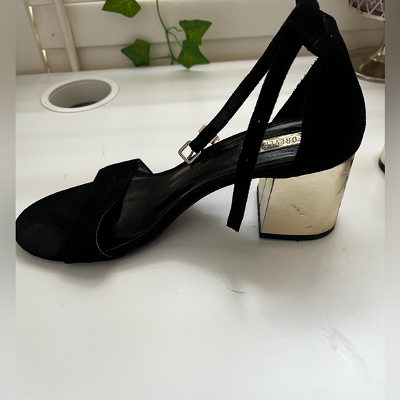 Forever 21 black & gold 2 inch heels - Picture 2 of 11